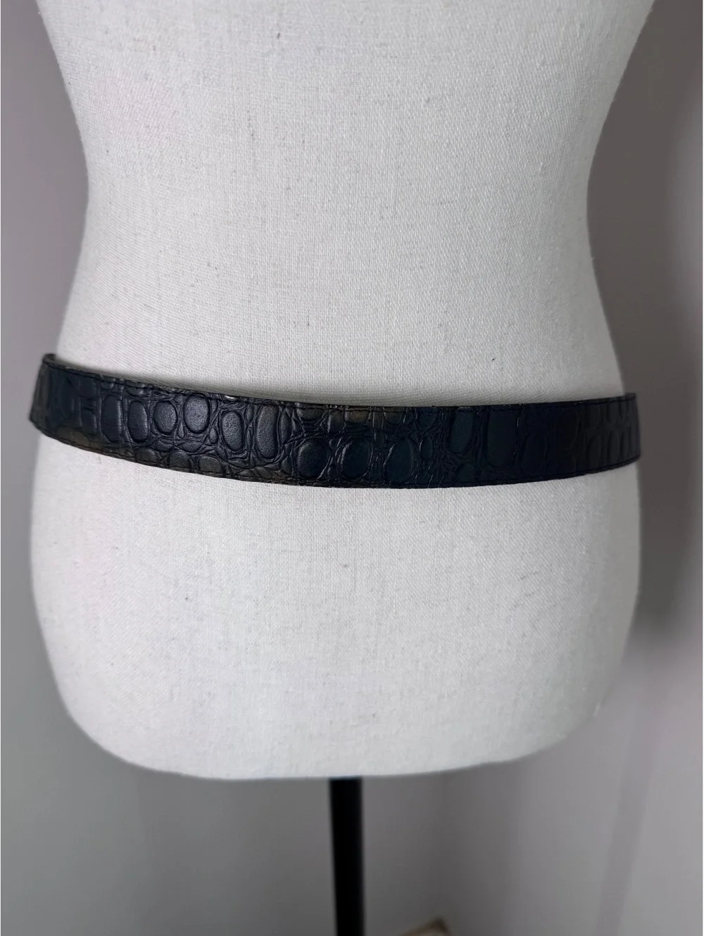Black genuine leather belt w/ embossed crocodile texture & triple-loop buckle